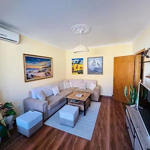 cozy-central-apartment.hotels-in-tirana.com/